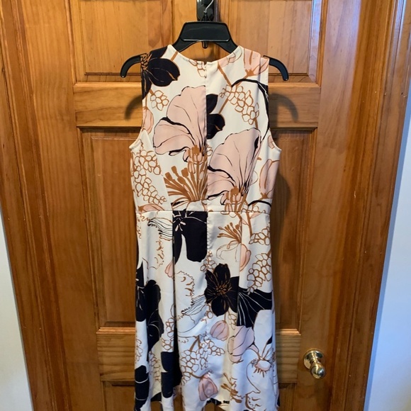 Ann Taylor Pleated Floral V-neck Dress Size 2 - Picture 3 of 6